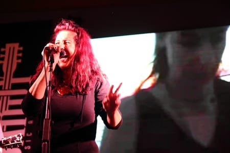 Anna al Dardy con il video di "Artemisia" sullo sfondo, photo by Dardy - Music and Food