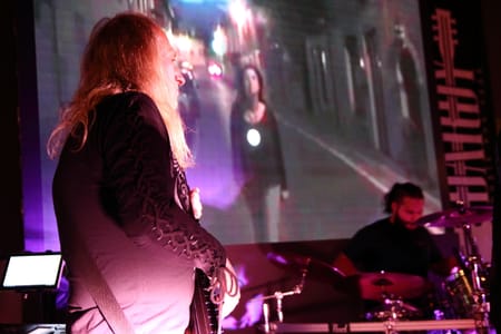 Ezio e Gus al Dardy con il video di "Artemisia" sullo sfondo, photo by Dardy - Music and Food