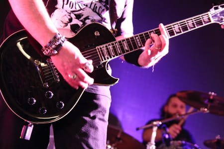 Dettaglio di Vito che suona la chitarra, photo by Dardy - Music and Food